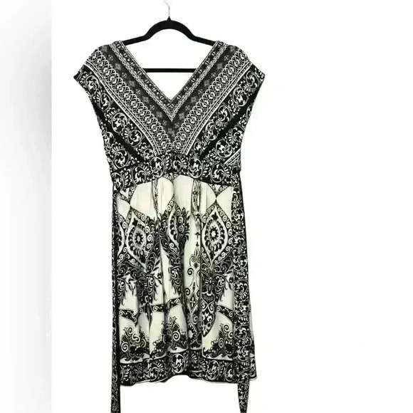 ECI NEW YORK LINED DRESS WITH BLACK AND SILVER EMBELLISHMENTS. Size 6 - Picture 8 of 10